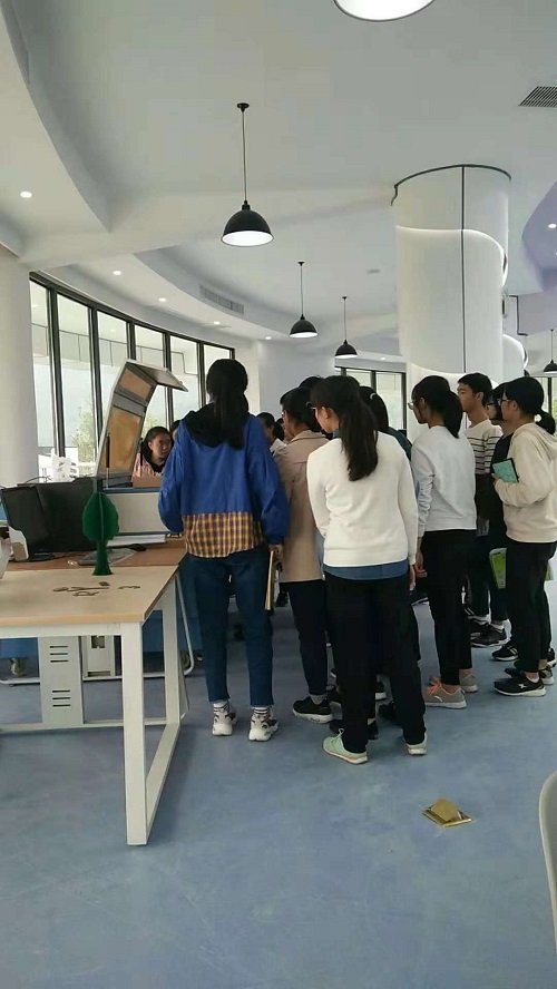 重慶鐵山坪中學衆創空間采購尚立儀器(qì)二氧化碳激光切割機
